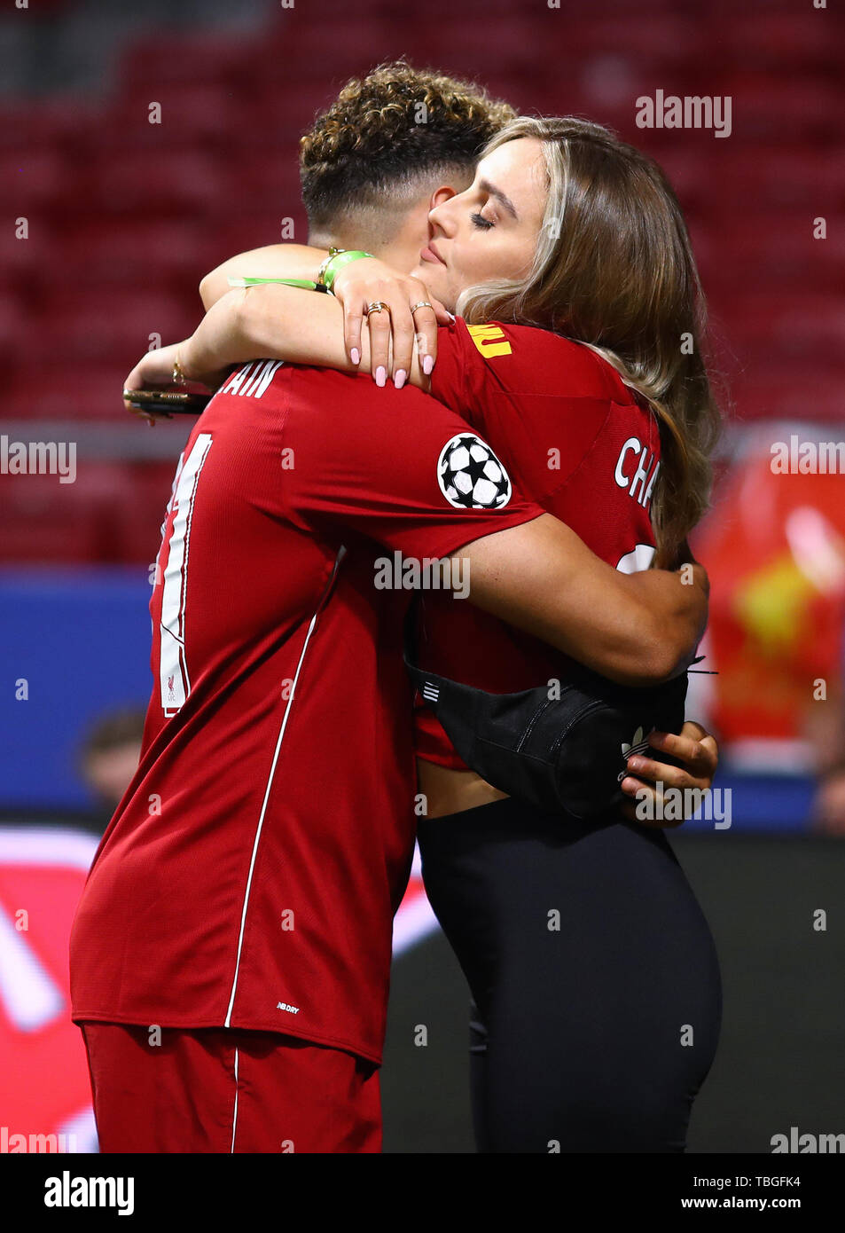 Alex Oxlade-Chamberlain von Liverpool Umarmungen seiner Freundin und wenig Mix star, Perrie Edwards - Tottenham Hotspur gegen Liverpool, UEFA Champions League Finale 2019, Wanda Metropolitano Stadion, Madrid - 1. Juni 2019 Stockfoto