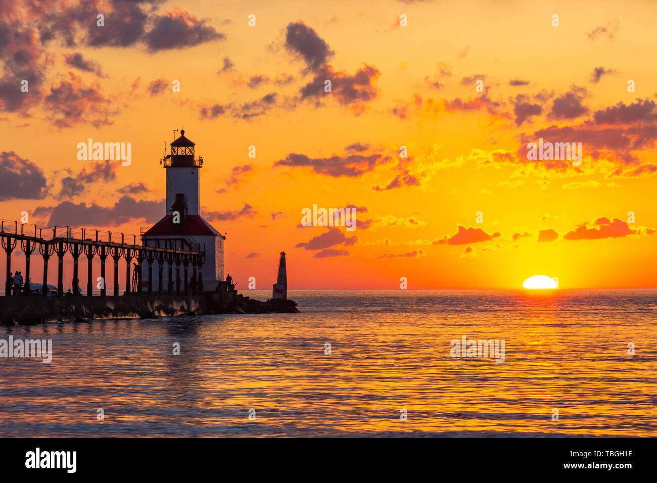 Atemberaubenden Sonnenuntergang mit dramatischen Wolken über Michigan City East Pierhead Leuchtturm, Washington Park Beach, Michigan City, Indiana Stockfoto