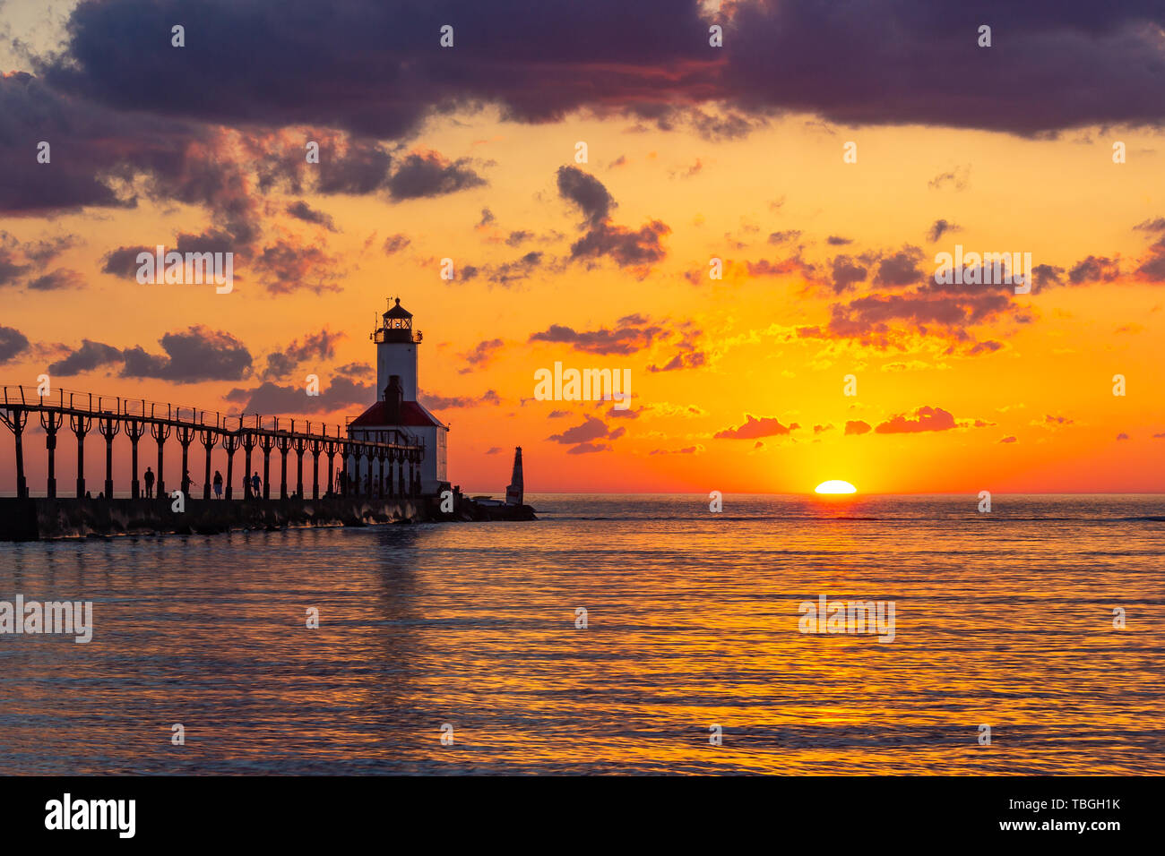 Atemberaubenden Sonnenuntergang mit dramatischen Wolken über Michigan City East Pierhead Leuchtturm, Washington Park Beach, Michigan City, Indiana Stockfoto