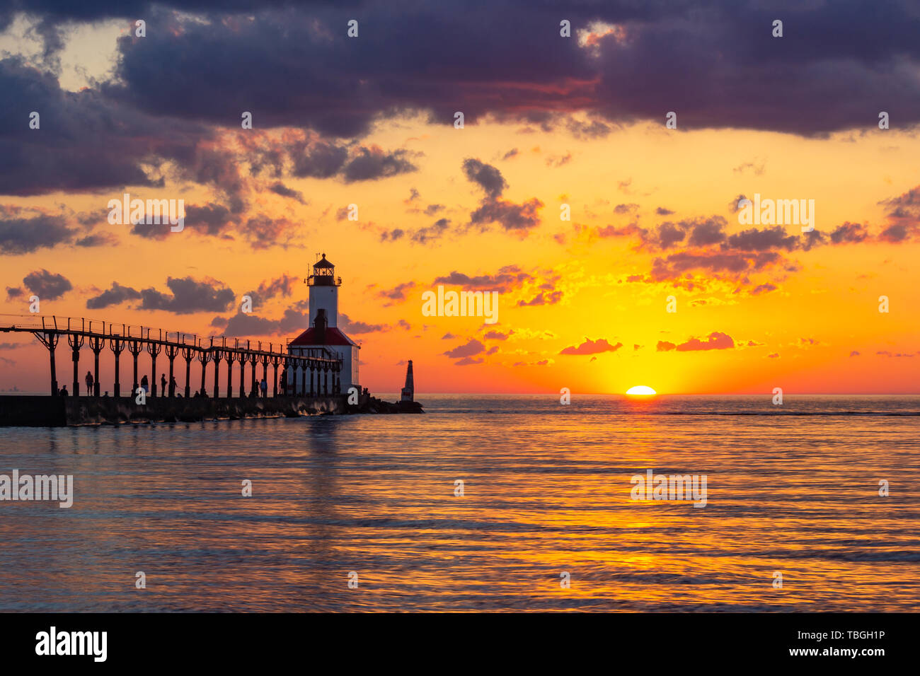 Atemberaubenden Sonnenuntergang mit dramatischen Wolken über Michigan City East Pierhead Leuchtturm, Washington Park Beach, Michigan City, Indiana Stockfoto