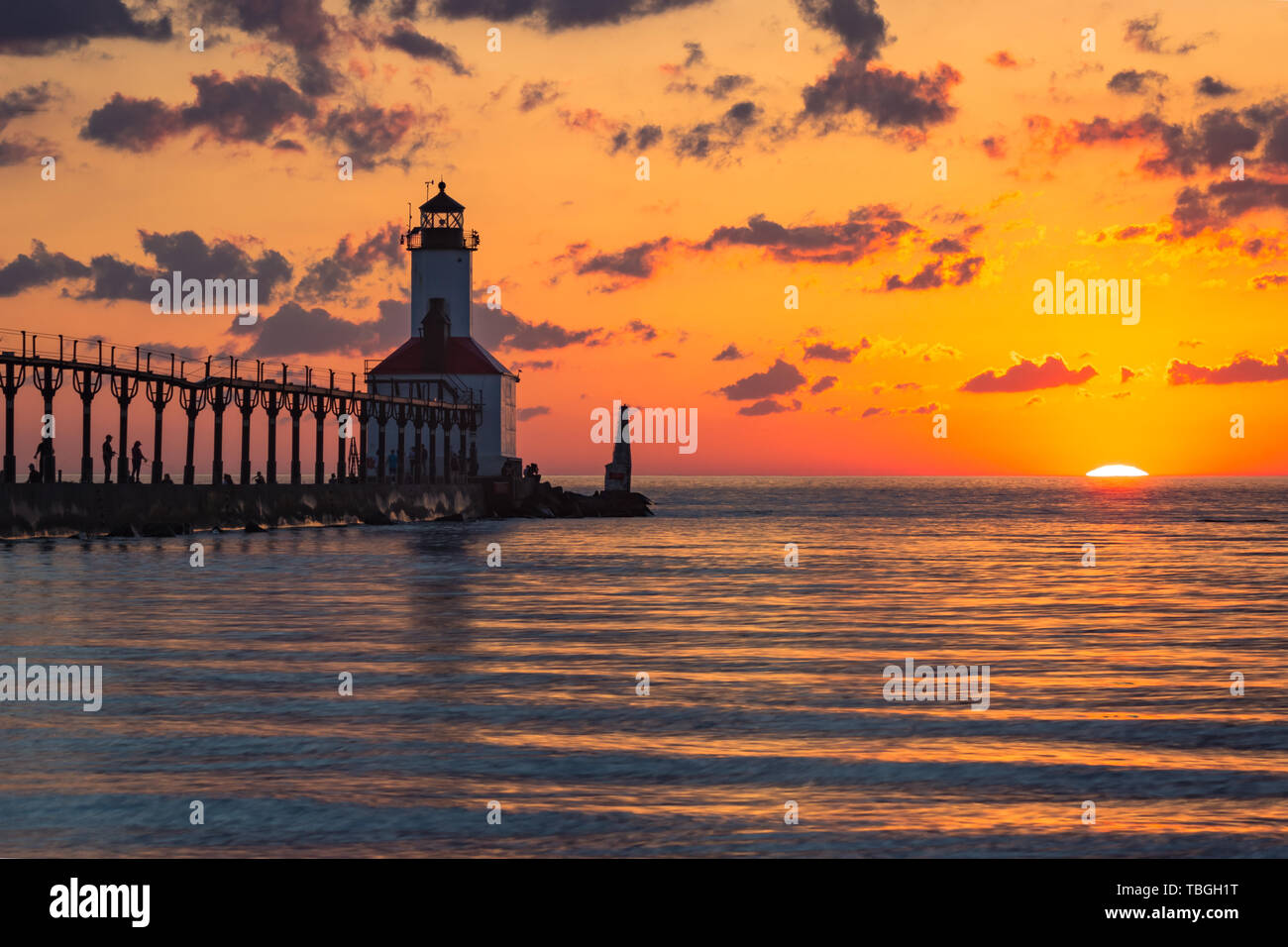 Atemberaubenden Sonnenuntergang mit dramatischen Wolken über Michigan City East Pierhead Leuchtturm, Washington Park Beach, Michigan City, Indiana Stockfoto