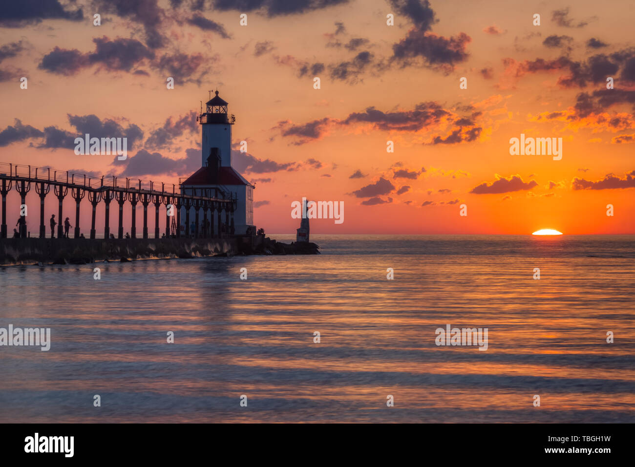 Atemberaubenden Sonnenuntergang mit dramatischen Wolken über Michigan City East Pierhead Leuchtturm, Washington Park Beach, Michigan City, Indiana Stockfoto