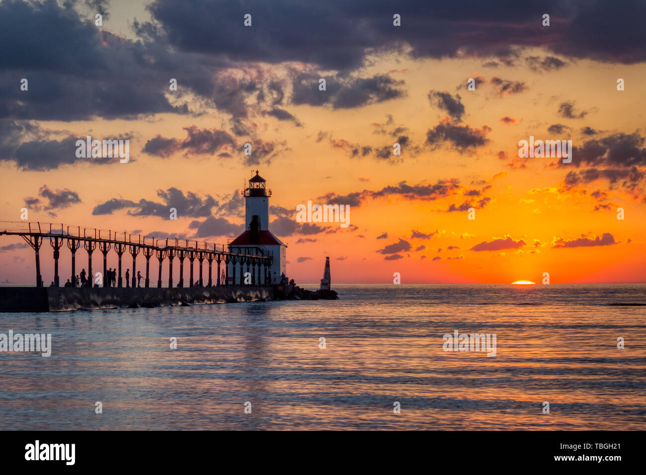 Atemberaubenden Sonnenuntergang mit dramatischen Wolken über Michigan City East Pierhead Leuchtturm, Washington Park Beach, Michigan City, Indiana Stockfoto