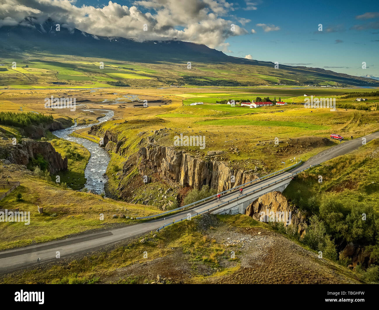 Brücke über den Fluss, Munkathvera Eyjafjordur, Island Stockfoto