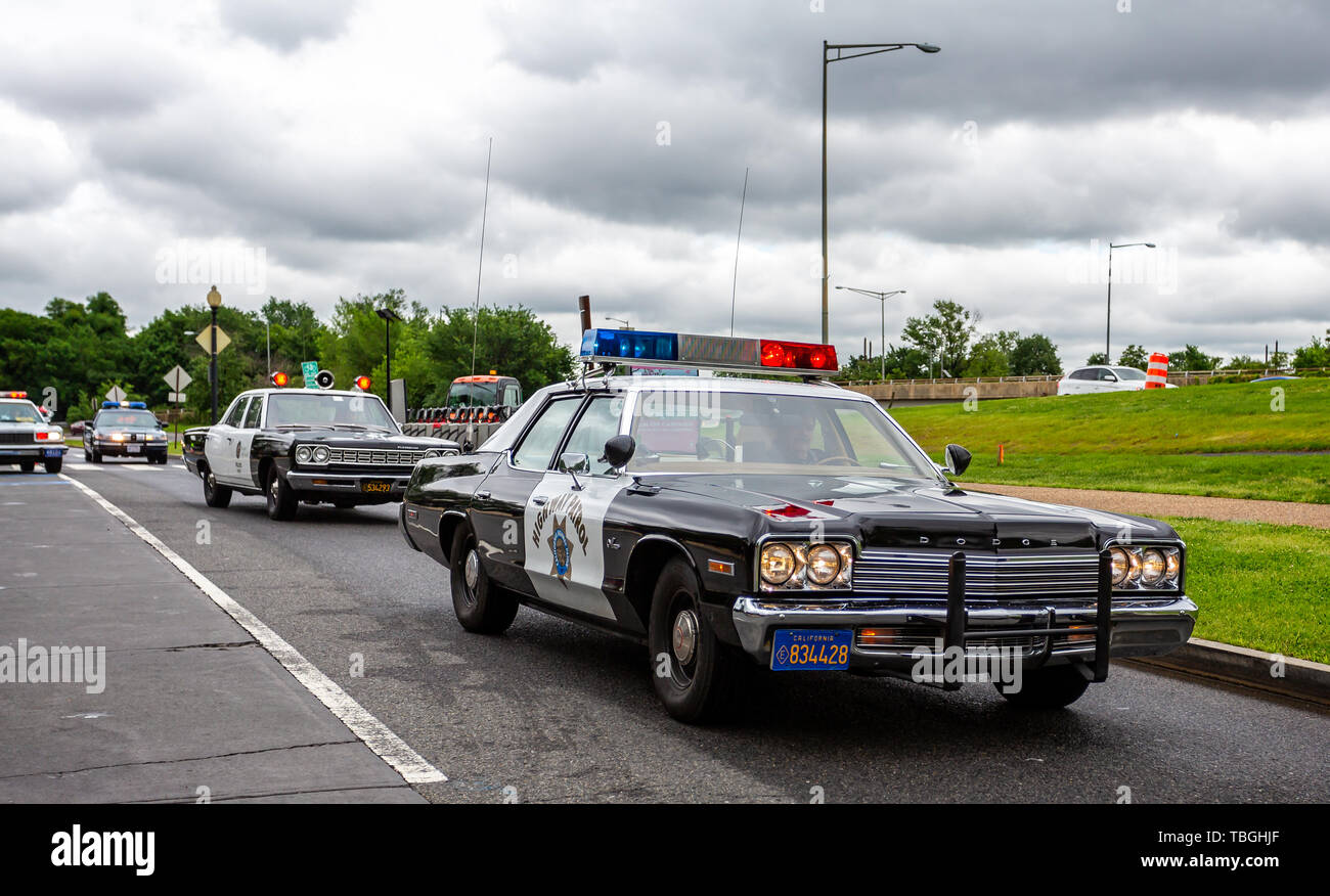 Kavalkade von Vintage US Polizei Autos vor das Jefferson Memorial in Washington DC, USA fahren am 13. Mai 2019 Stockfoto