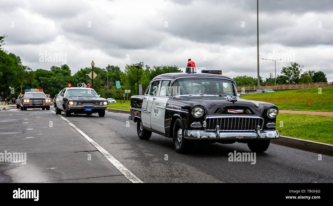 Kavalkade von Vintage US Polizei Autos vor das Jefferson Memorial in Washington DC, USA fahren am 13. Mai 2019 Stockfoto