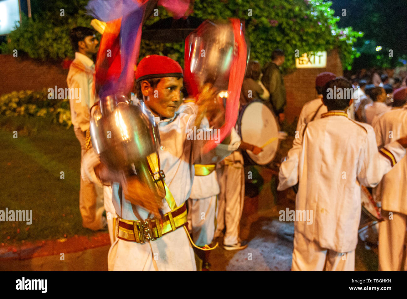 Musiker spielen in einer indischen Hochzeit Feier in Agra, Uttar Pradesh, Indien Stockfoto
