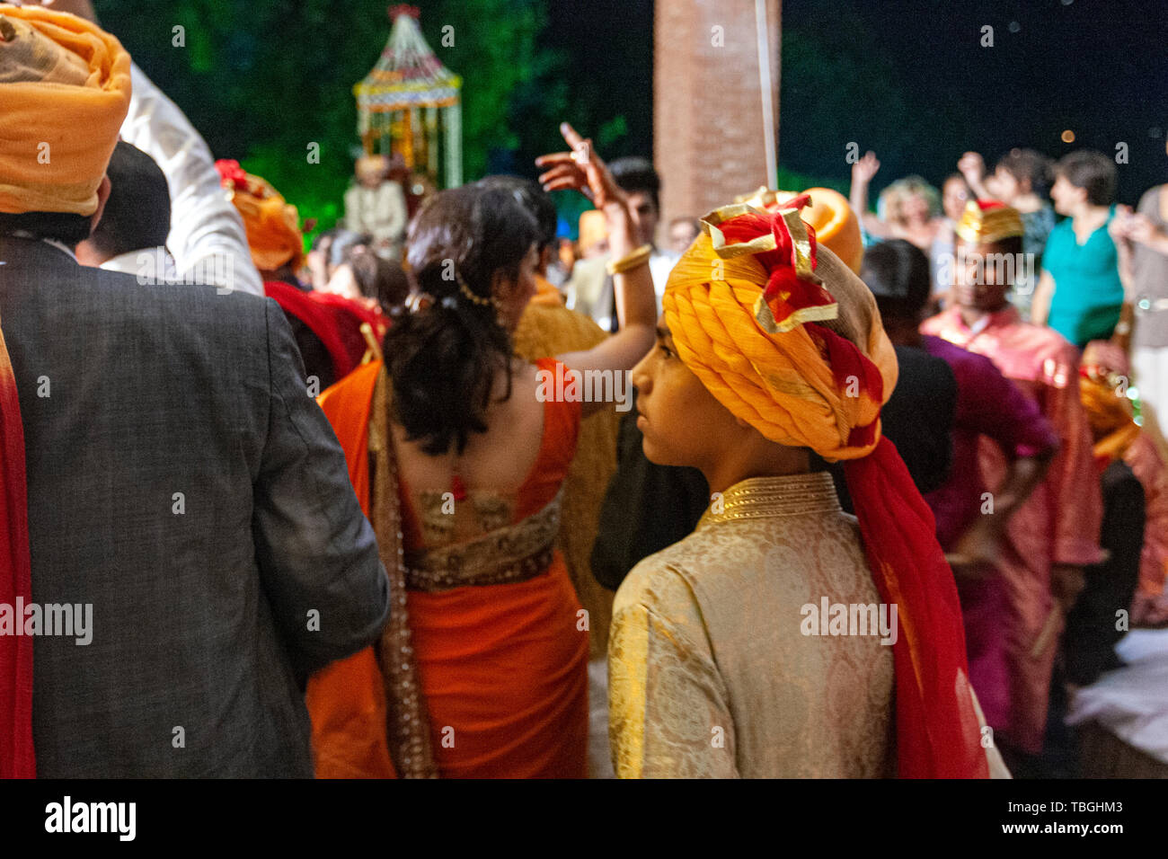 Bräutigam Eingang in einer Pferdekutsche in der indischen Hochzeit Feier in Agra, Uttar Pradesh, Indien Stockfoto