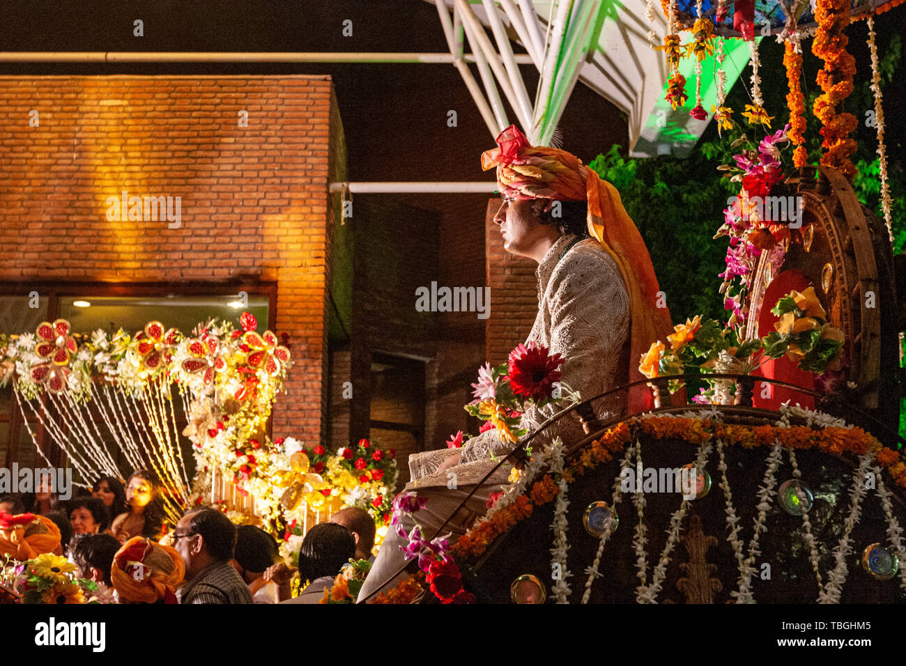 Bräutigam Eingang in einer Pferdekutsche in der indischen Hochzeit Feier in Agra, Uttar Pradesh, Indien Stockfoto