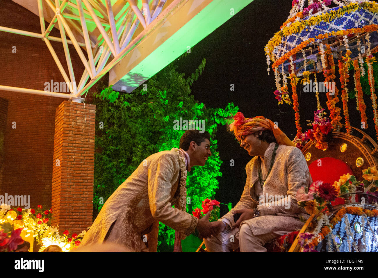 Grüße an den Bräutigam Eingang in einer Pferdekutsche in der indischen Hochzeit Feier in Agra, Uttar Pradesh, Indien Stockfoto