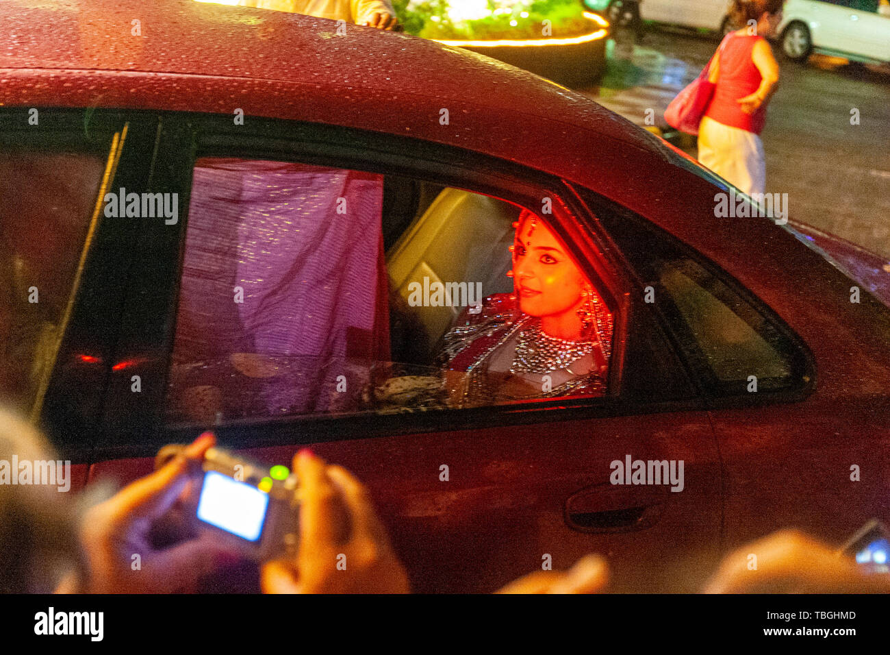 Braut auto Eingang vor Unter dupatta in einer indischen Hochzeit Feier in Agra, Uttar Pradesh, Indien Stockfoto
