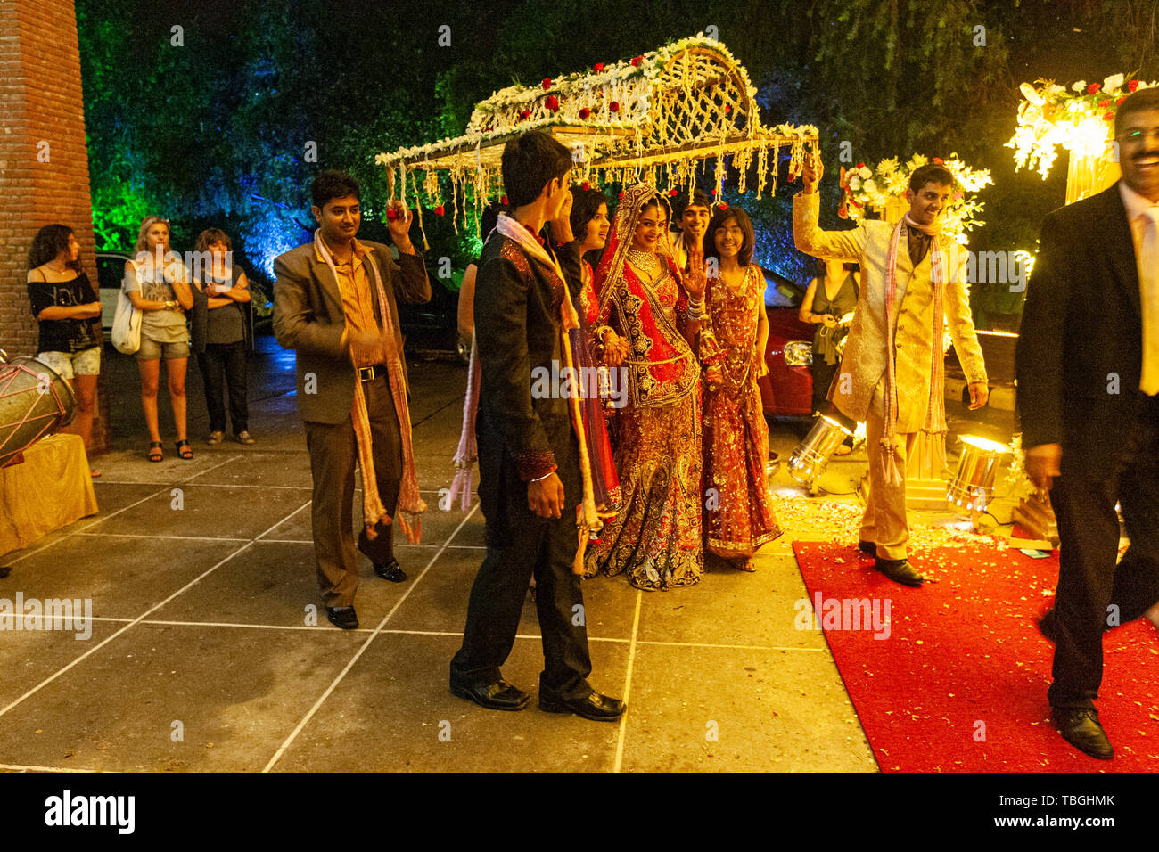 Braut Eingang unter dupatta in einer indischen Hochzeit Feier in Agra, Uttar Pradesh, Indien Stockfoto