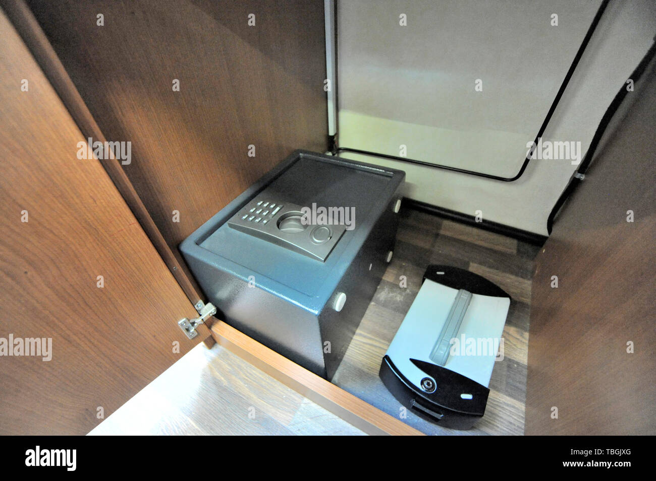 Zwei kleine eingebaute Safes auf dem Fußboden in einem Schrank in einem Wohnmobil Stockfoto