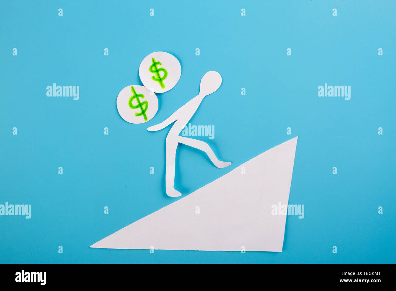 Mann tragen Geld bergauf. cartoon Bild Stockfoto