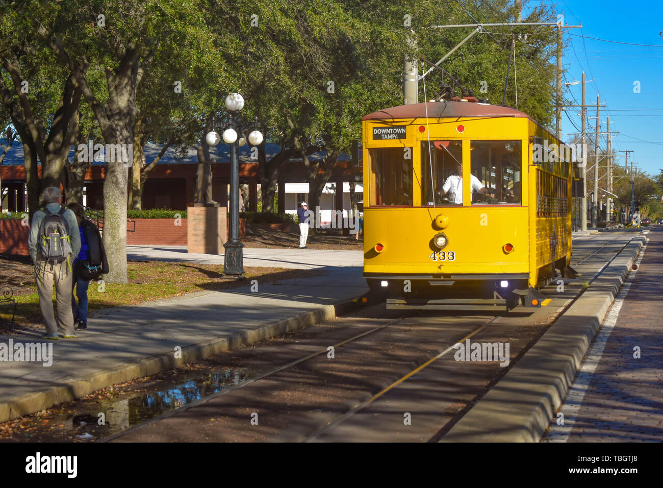 Ybor City (Tampa Bay), Florida. Januar 08, 2019 bunte Straßenbahn in Centennial Park Bereich auf die 8th Avenue. Stockfoto