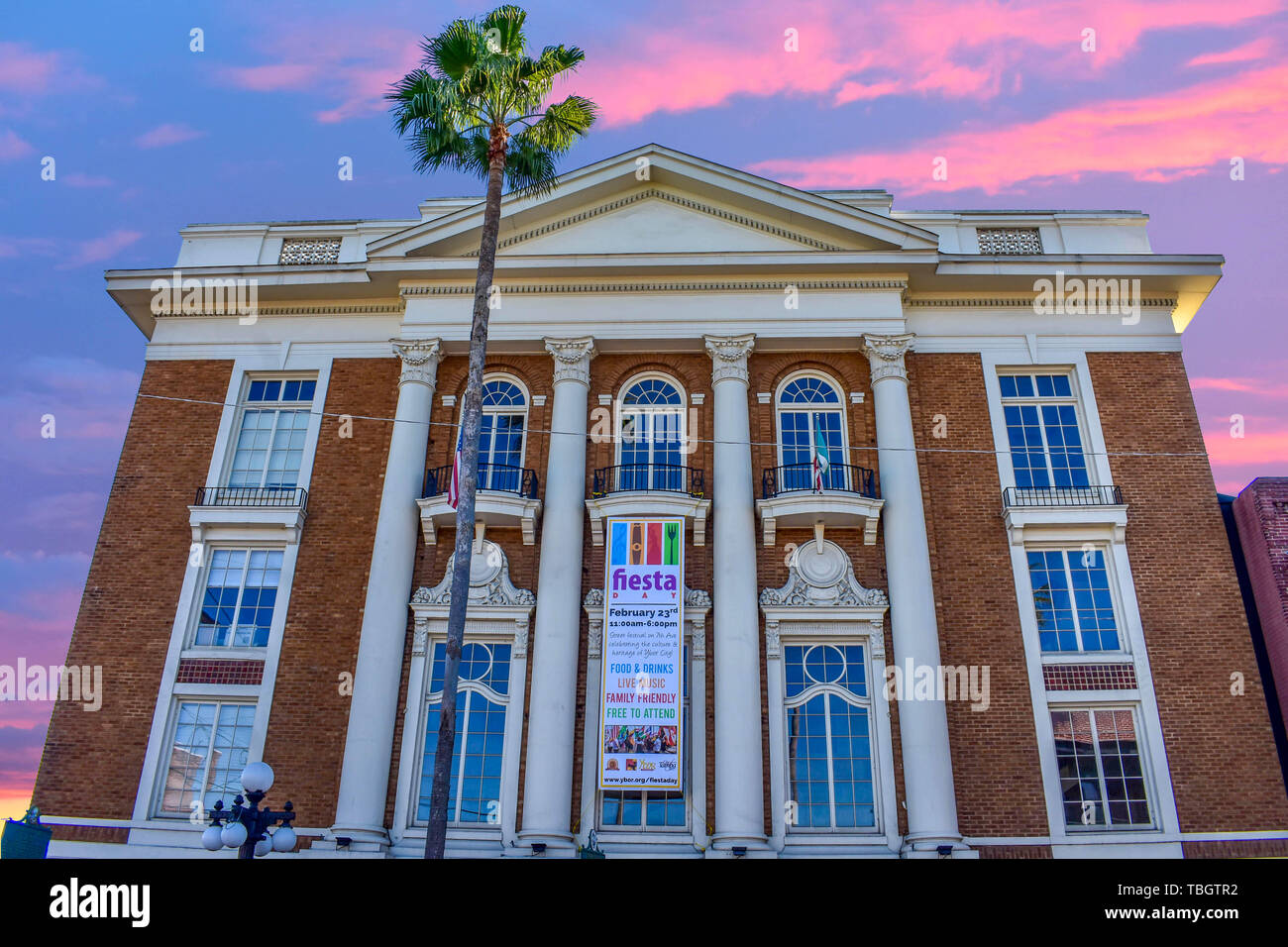 Ybor City Tampa Bay, Florida. Januar 19, 2019 alten italienischen Verein Leben in 7. Ave auf bunten Himmel Hintergrund. Stockfoto