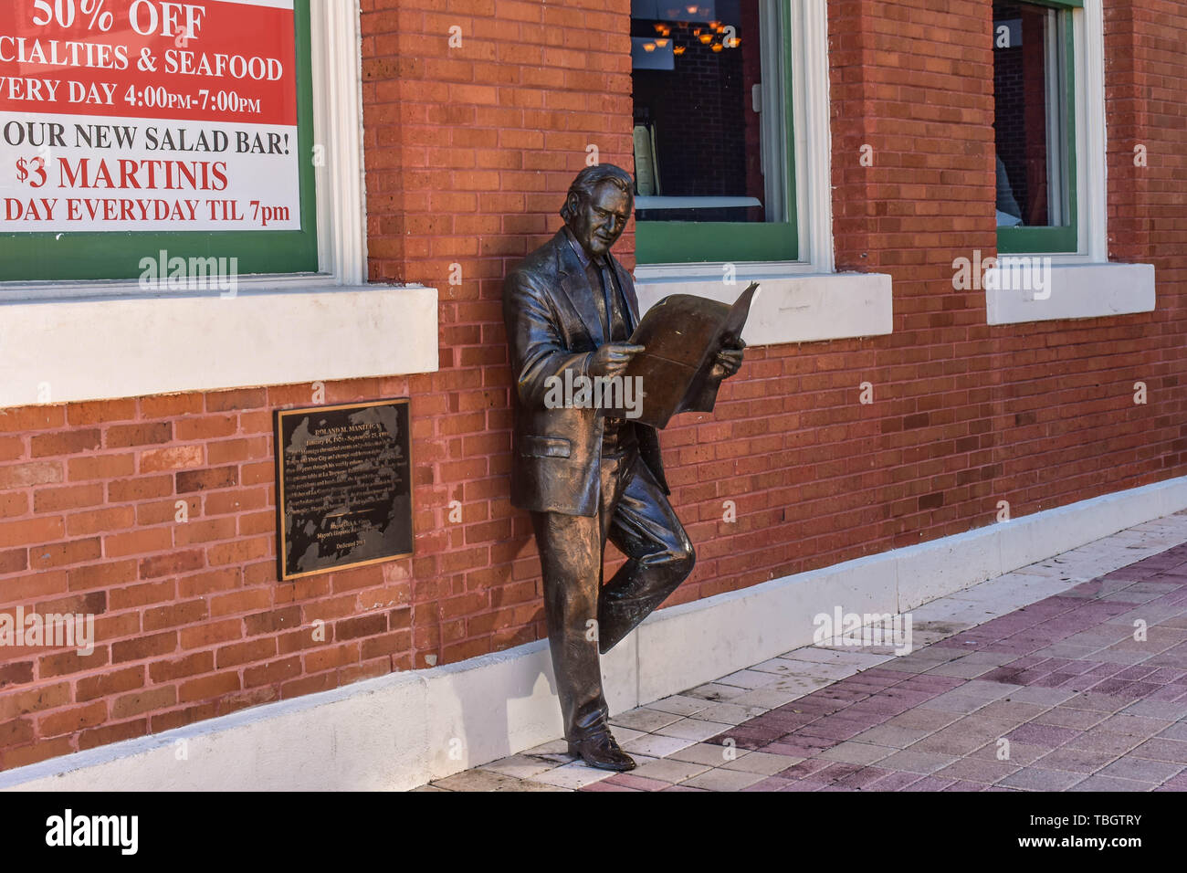 Ybor City Tampa Bay, Florida. Januar 19, 2019 Roland Manteiga Statue auf Centro Espanol Gebäude Hintergrund in die 7th Avenue. Stockfoto