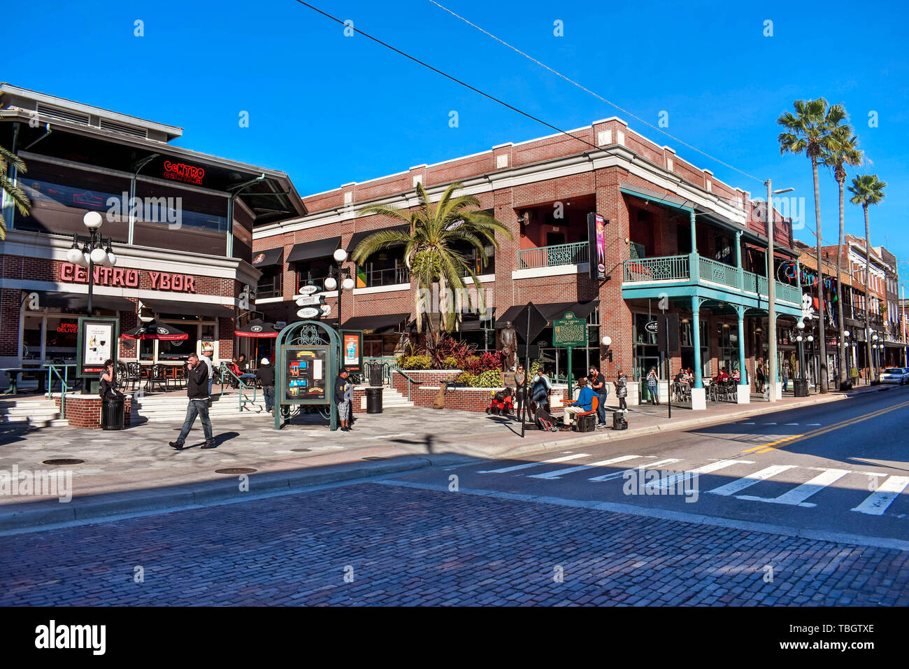 Ybor City Tampa Bay, Florida. Januar 19, 2019 Frau Aufnahme Bild von Gitarrist und Geiger an der 7th Ave (La Septima) (1) Stockfoto