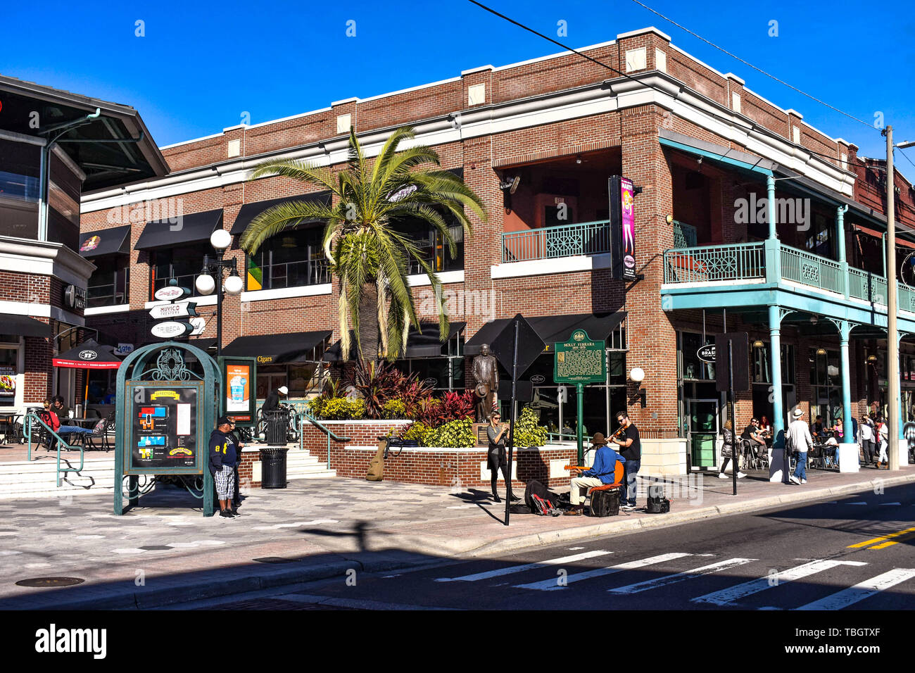 Ybor City Tampa Bay, Florida. Januar 19, 2019 Frau Aufnahme Bild von Gitarrist und Geiger an der 7th Ave (La Septima) (2) Stockfoto