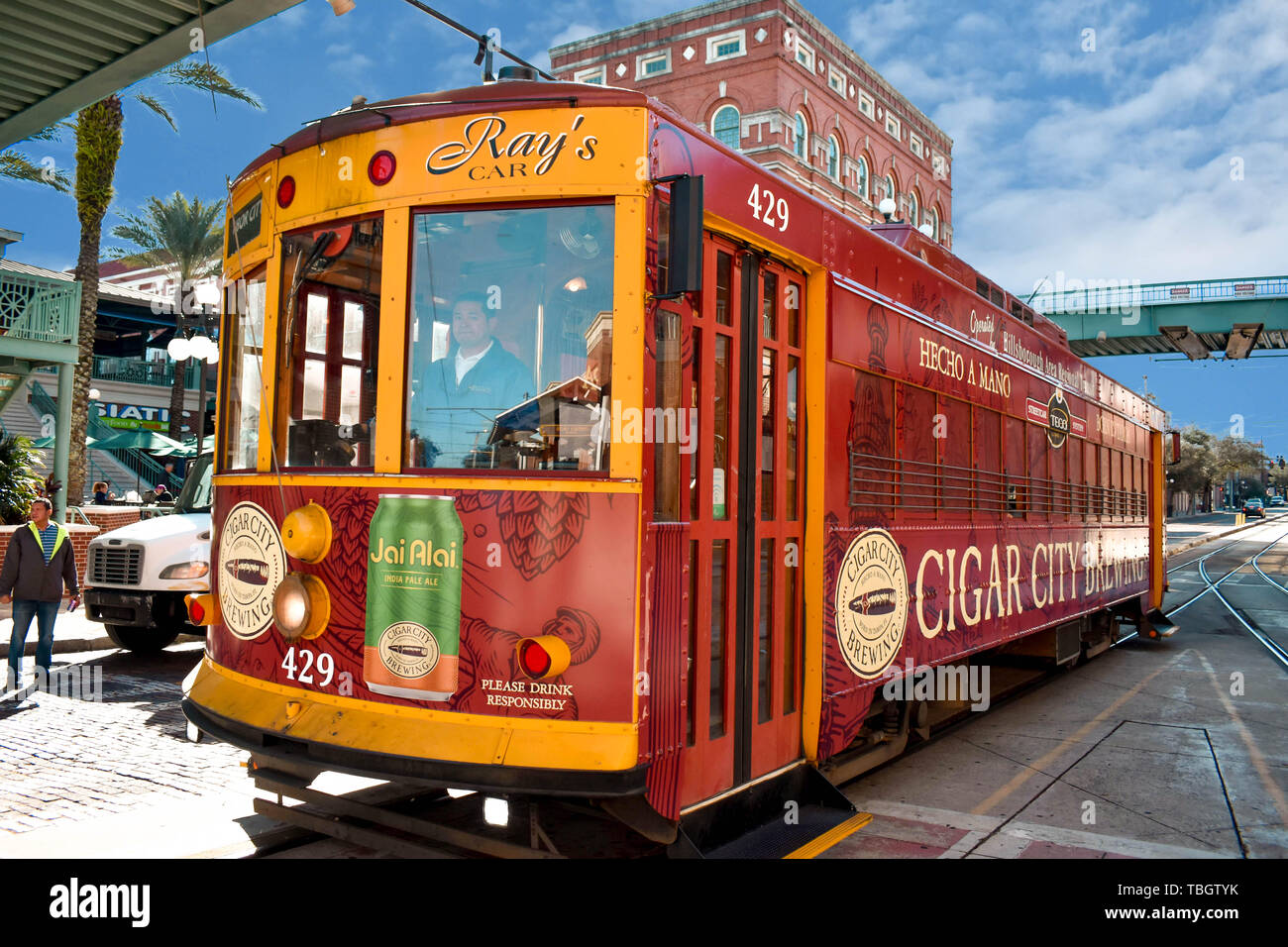 Ybor City Tampa Bay, Florida. 19. Januar 2019. Bunte Straßenbahn an bewölkten Himmel Hintergrund. Stockfoto