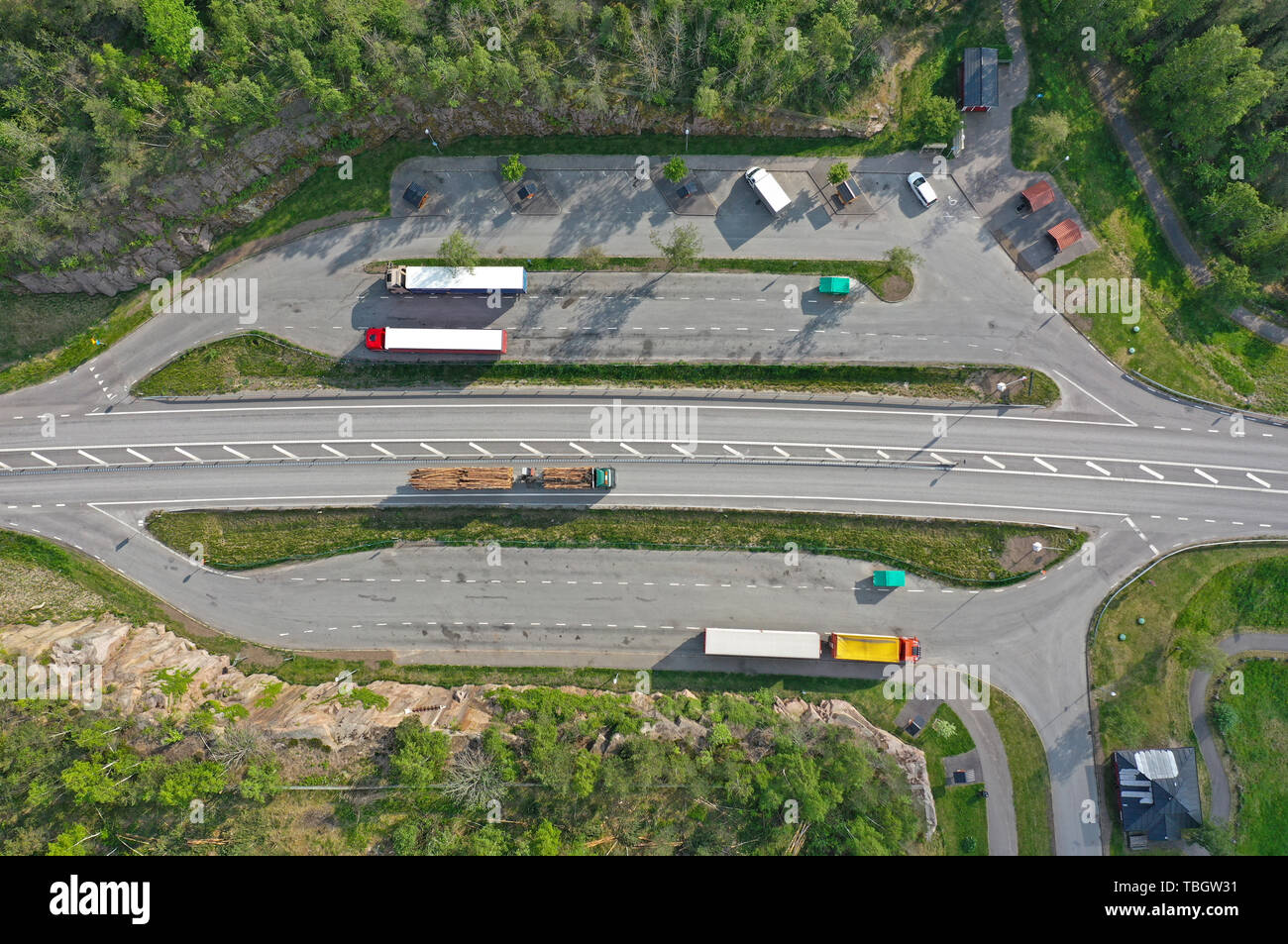 Holz Transport/Nutzfahrzeuge am Verkehrsknoten und Rastplatz an der Brücke über Stora Hammarsundet, Schweden. Stockfoto