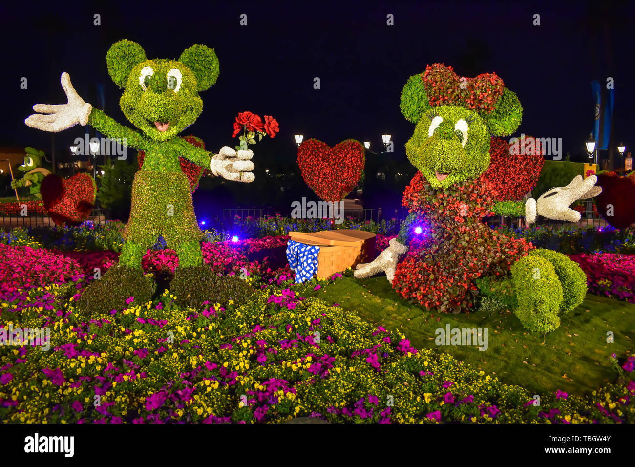 Orlando, Florida. März 27, 2019. Mickey und Minnie topiaries auf eine bunte Landschaft in Epcot in Walt Disney World (1) Stockfoto