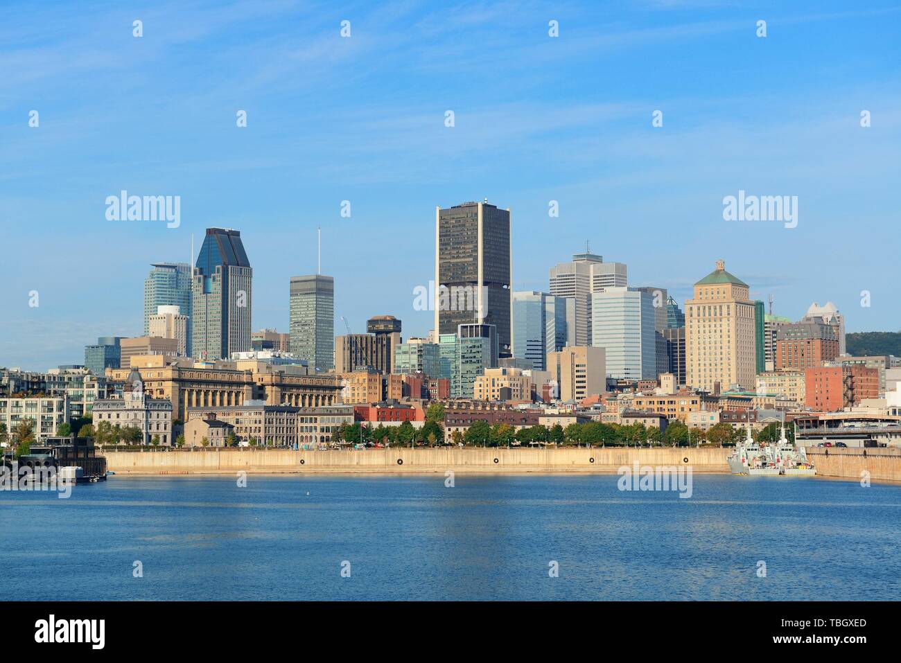 Skyline von Montreal über River in den Tag mit städtischen Gebäuden Stockfoto