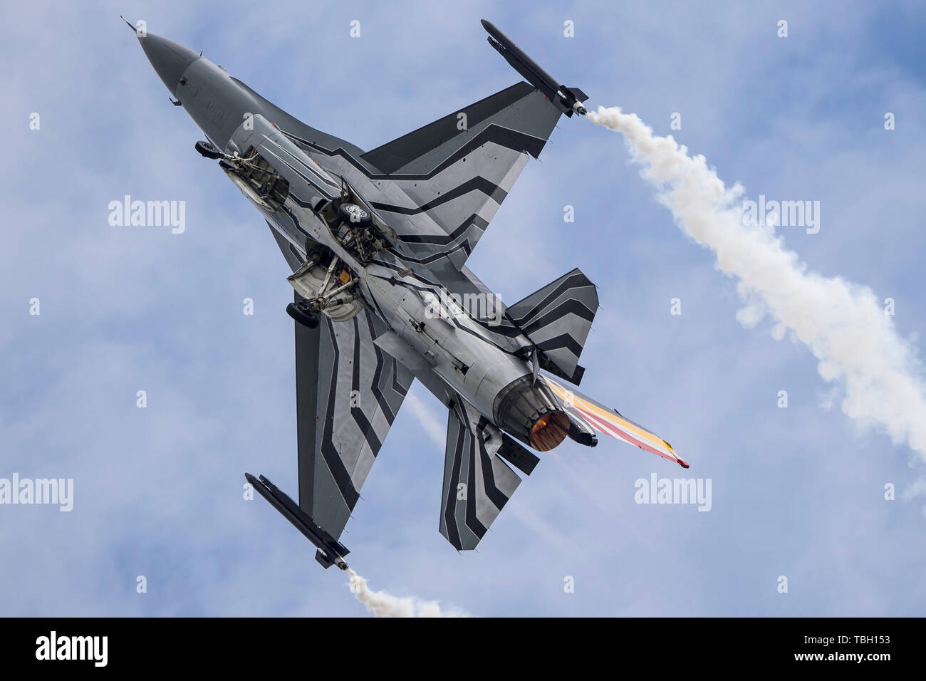 Belgische Luftwaffe F-16 Kampfjets durchführen wunderbar fliegen zeigen an RAF tattoo Stockfoto