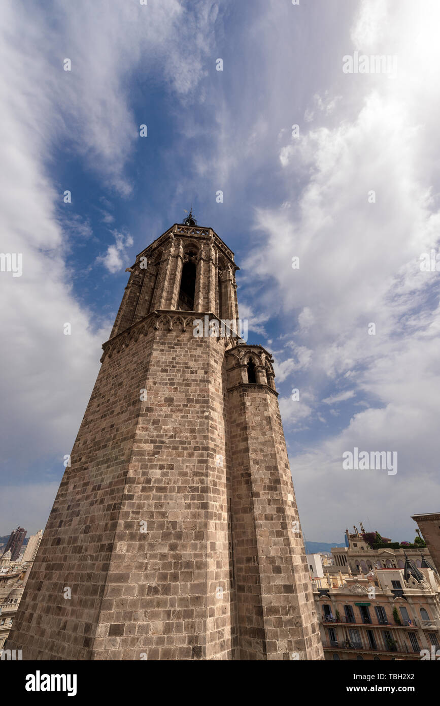 Glockenturm der Kathedrale, die dem Heiligen Kreuz und der Heiligen Eulalia (Catedral de la Santa Cruz und Santa Eulalia) in Barcelona, Katalonien, Spanien - 13., 15 t Stockfoto