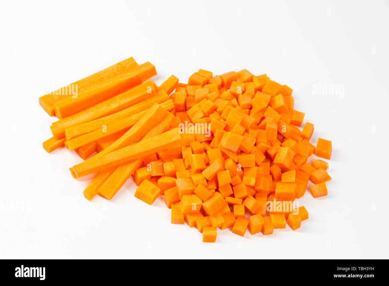 Carrot Sticks und gewürfelte Karotten auf weißem Hintergrund Stockfoto