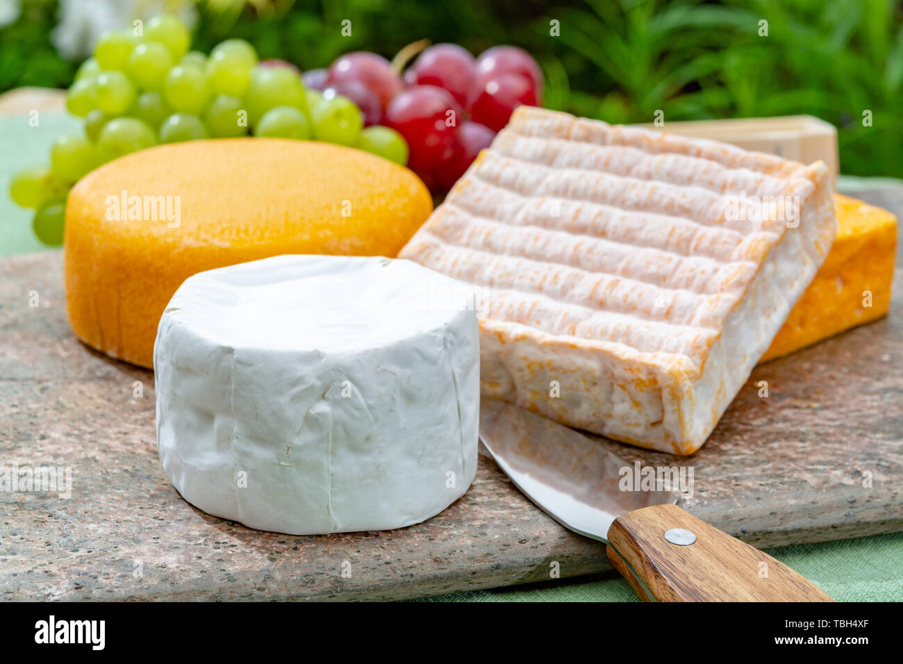 Belgische Kase Sammlung Gelb Abtei Bier Und Kase Brie Mit Weisser Schimmel Auf Marmor Platte Serviert Nahaufnahme Stockfotografie Alamy