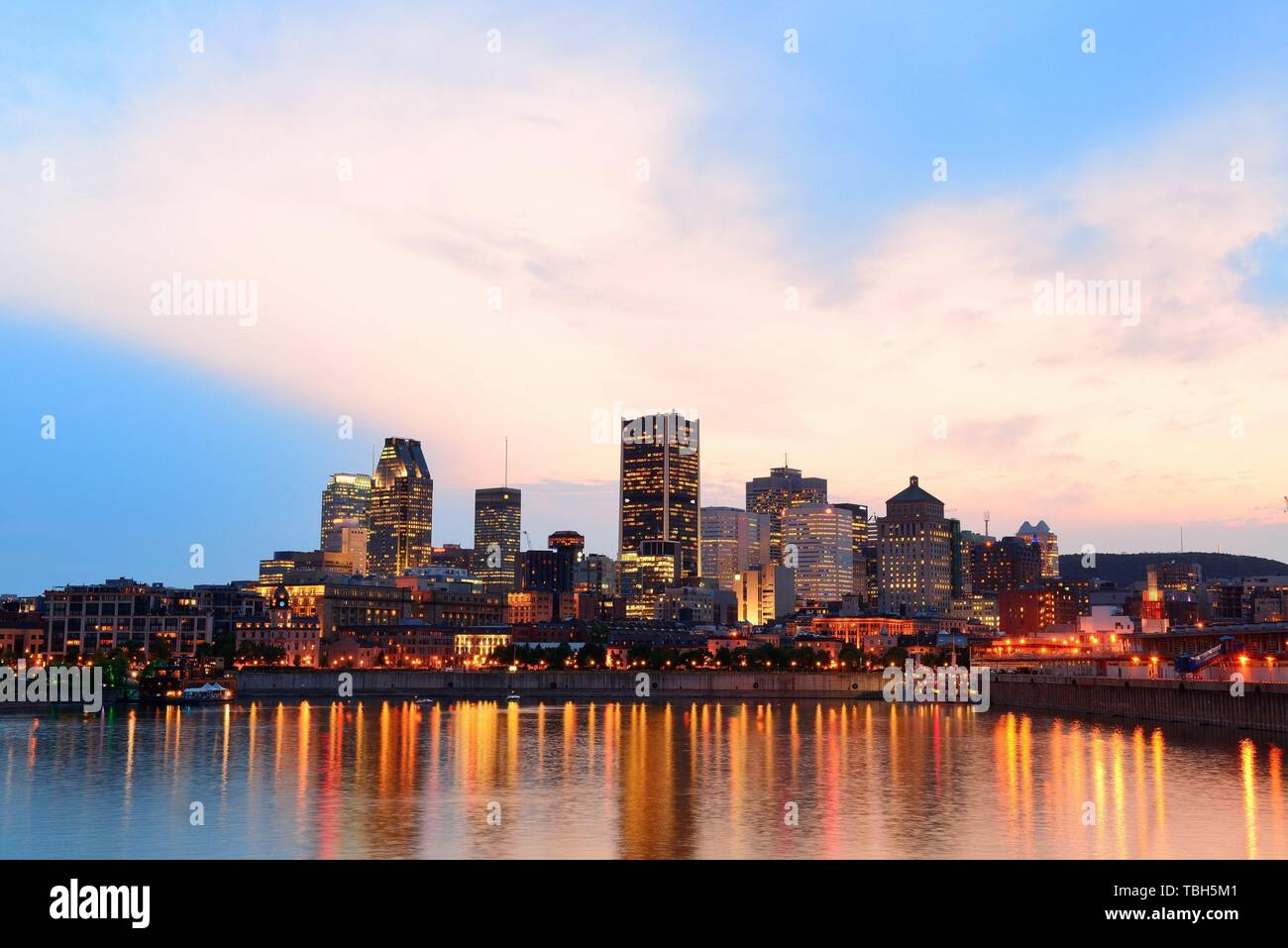 Montreal über Fluss bei Sonnenuntergang mit Lichter der Stadt und städtische Bauten Stockfoto