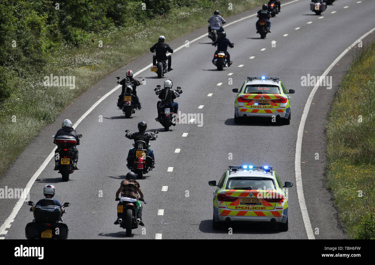 Mitglieder der Hells Angels Motorcycle Club machen sich auf den Weg entlang der A23 in Richtung Brighton, wie sie zum 50-jährigen Jubiläum des Clubs in Großbritannien feiern. Stockfoto