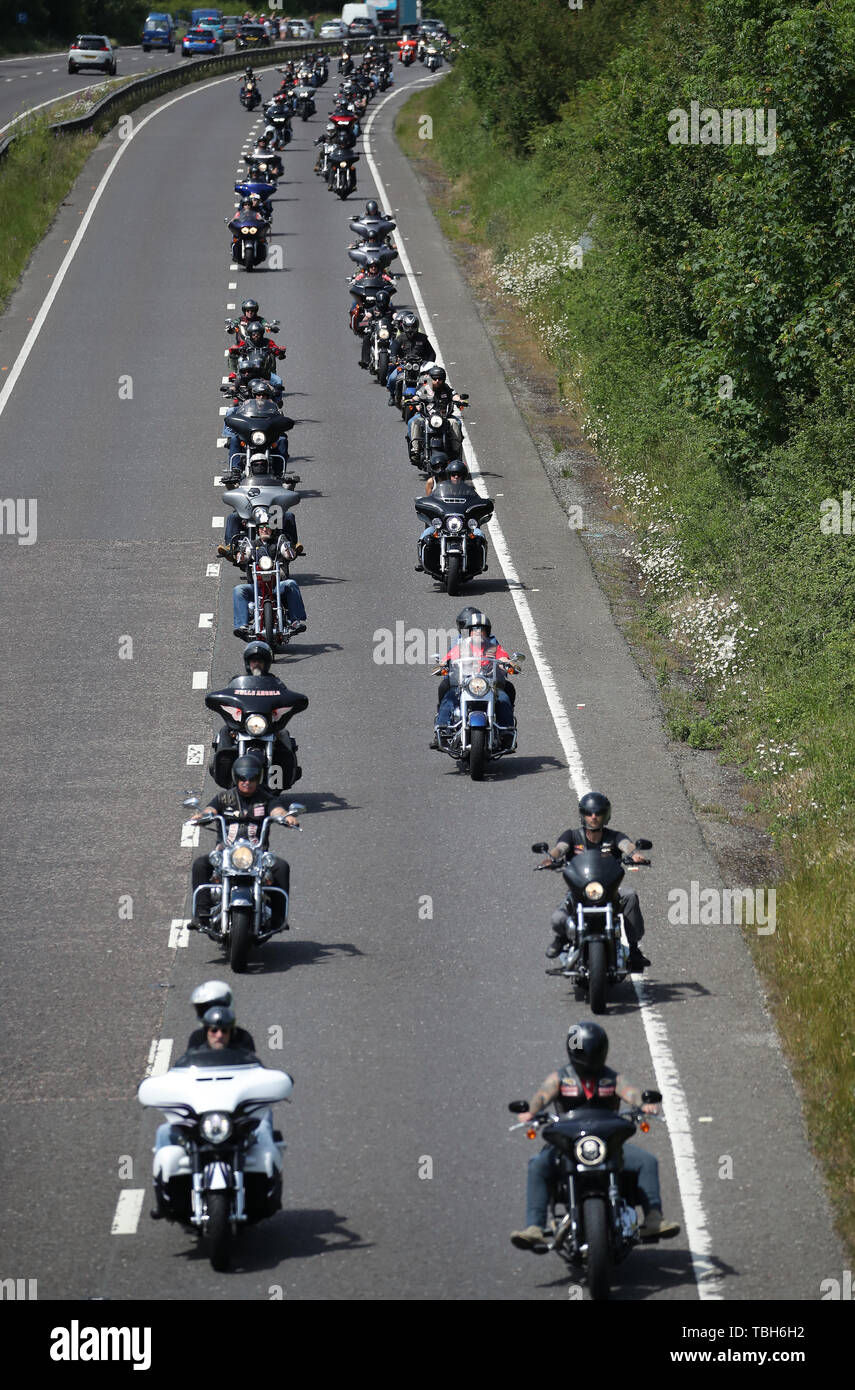 Mitglieder der Hells Angels Motorcycle Club machen sich auf den Weg entlang der A23 in Richtung Brighton, wie sie zum 50-jährigen Jubiläum des Clubs in Großbritannien feiern. Stockfoto