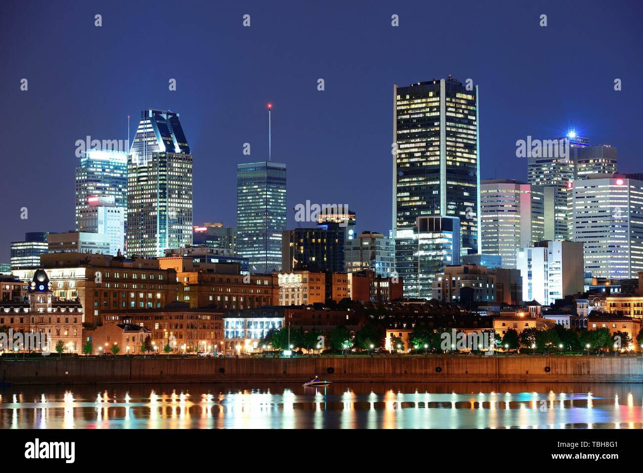 Montreal über Fluss in der Abenddämmerung mit Lichter der Stadt und städtische Bauten Stockfoto