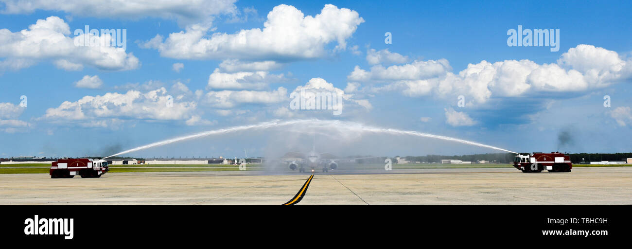 Sekretär der Air Force Heather Wilson kommt in ein C-40 auf ihrem letzten Tag als Secaf bei Joint Base Andrews, Maryland, 31. Mai 2019. Der Sekretär der Luftwaffe ist der Leiter der Abteilung der Luftwaffe, eine Komponente Organisation innerhalb des Verteidigungsministeriums der Vereinigten Staaten. Der Sekretär der Luftwaffe ist aus dem zivilen Leben vom Präsidenten ernannt, durch und mit dem Rat und der Zustimmung des Senats. (U.S. Air Force Foto von Tech. Sgt. Anthony Nelson Jr.) Stockfoto