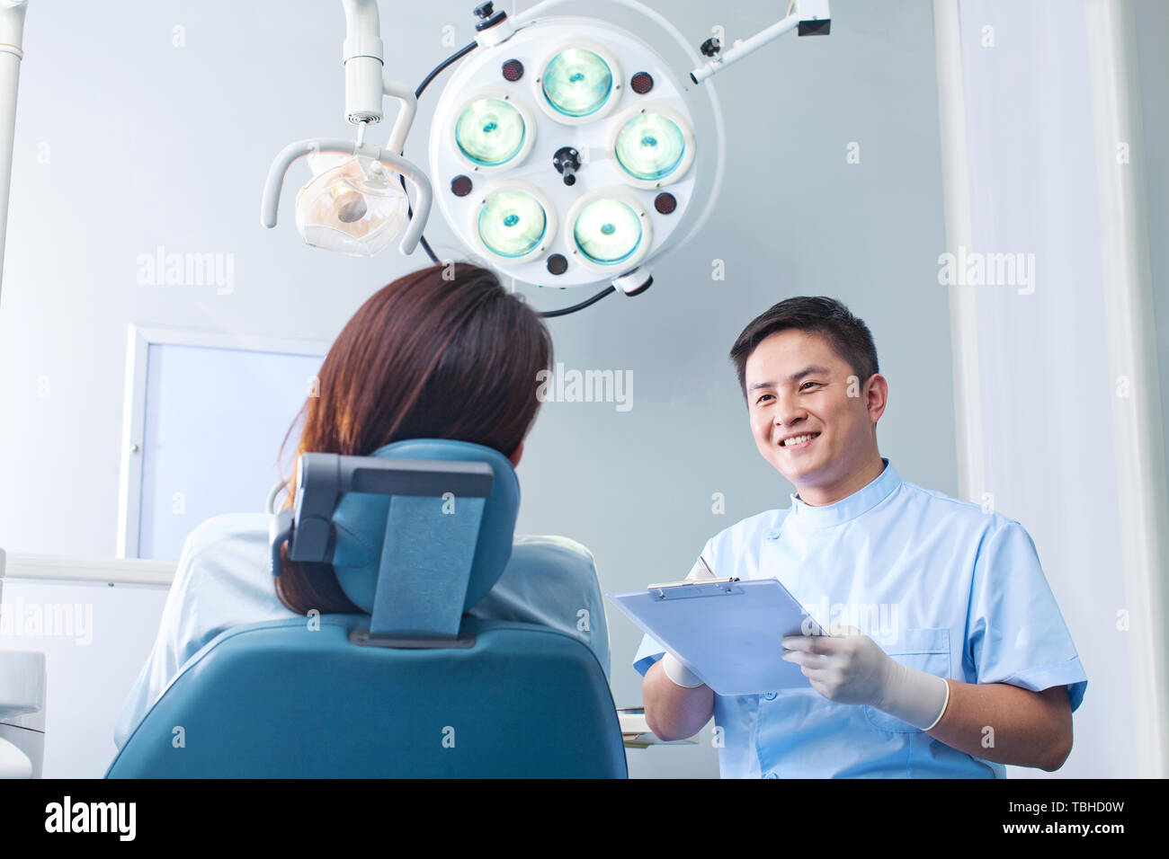 Ärzte behandeln Zähne mit Patienten in der Klinik Stockfoto