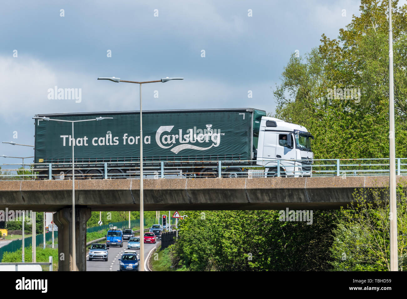 Northampton, UK - 10. Mai 2019: Mercedes carlsberg Windowbags Lkw auf de Autobahn in Bewegung. Stockfoto