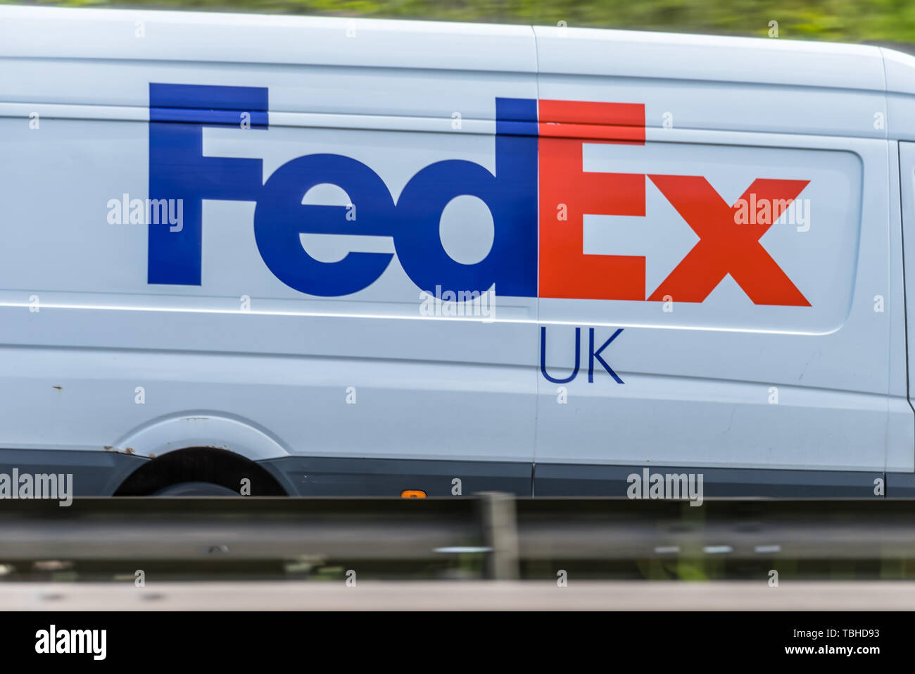 Northampton, UK - 10. Mai 2019: Fedex uk Lieferung van auf britische Autobahn in Bewegung Stockfoto