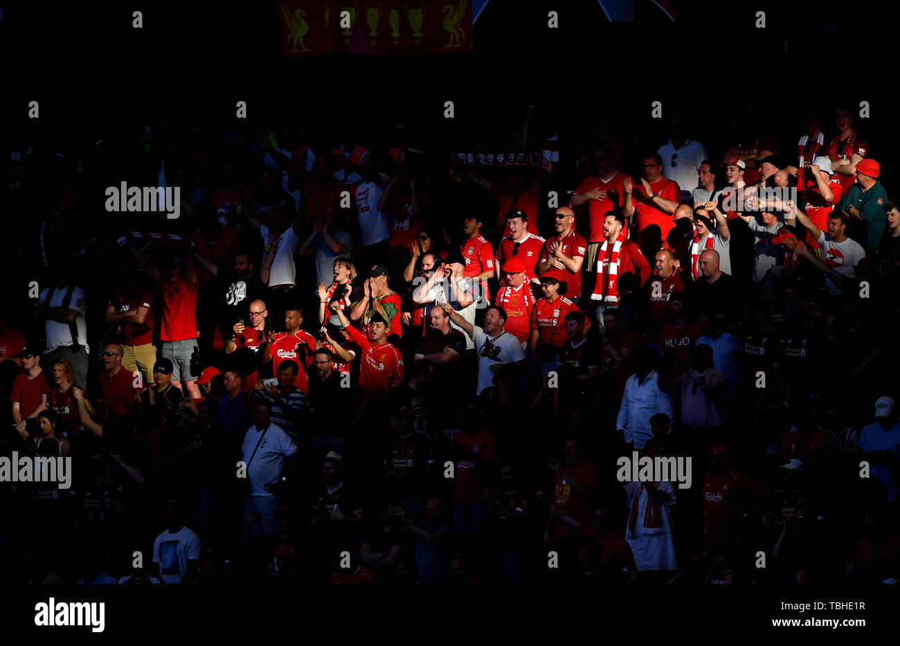 Eine Welle von Licht auf den Liverpool Anhänger vor dem Finale der UEFA Champions League am Wanda Metropolitano, Madrid. Stockfoto