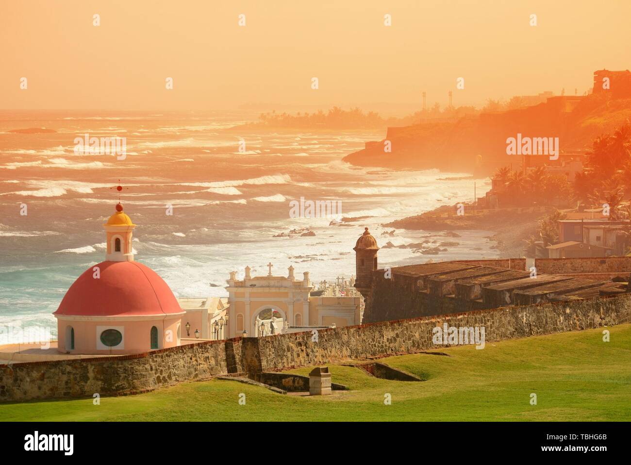 Old San Juan Meerblick mit Gebäuden in Rot-Ton Stockfoto