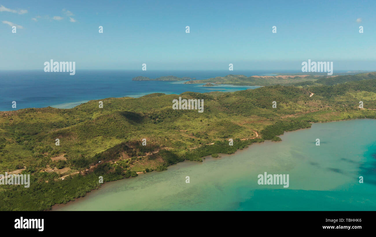 Luftbild kleine Insel Gruppe in der Provinz Palawan. Busuanga, Philippinen. Marine, Inseln bedeckt mit Wald, Meer mit blauem Wasser. tropische Landschaft, Reise Konzept Stockfoto