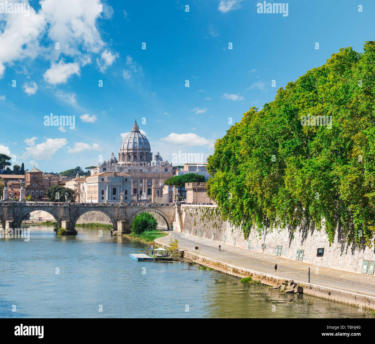 Tiber mit Petersdom im Hintergrund. Rom, Italien Stockfoto