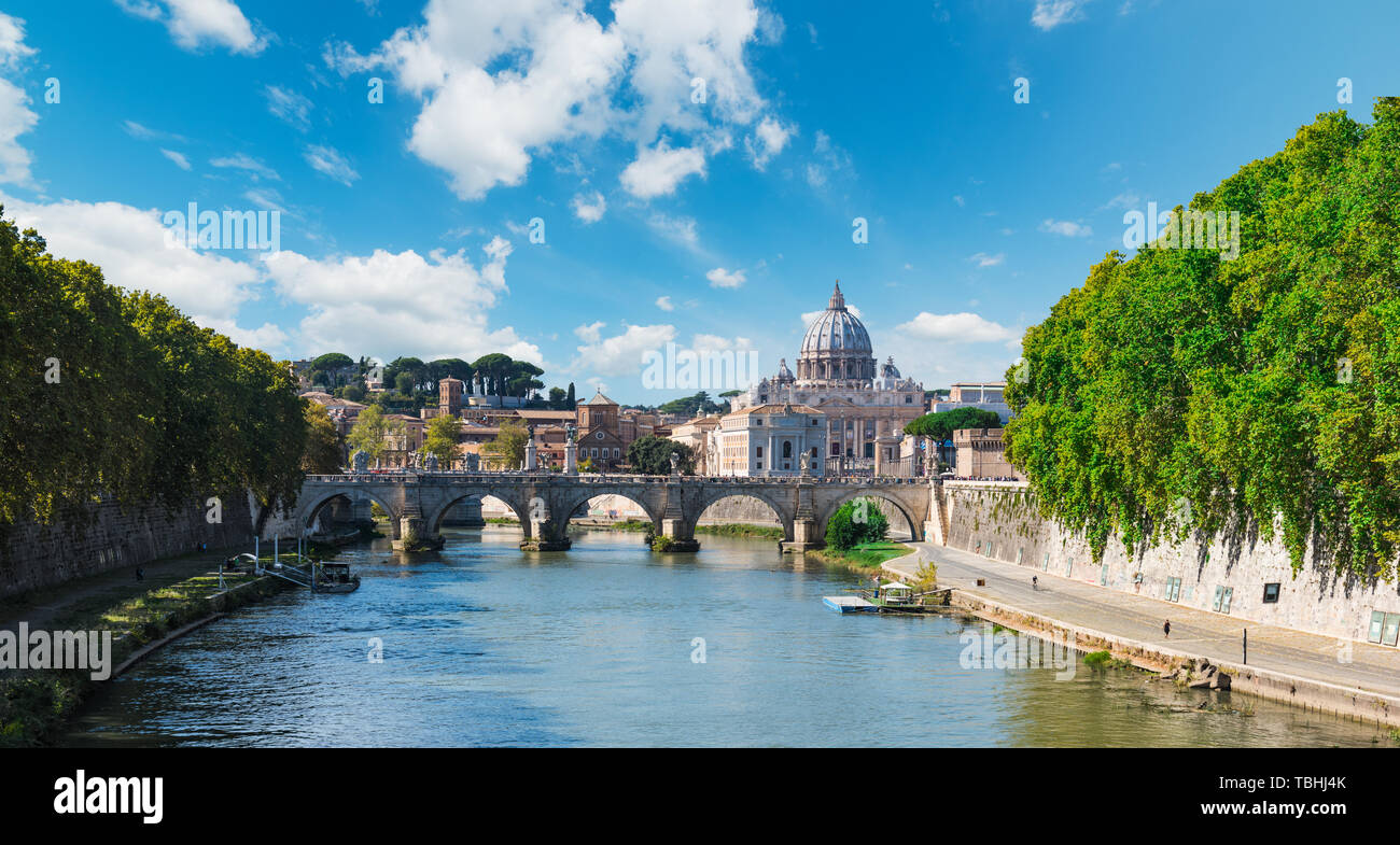 Tiber mit Petersdom im Hintergrund. Rom, Italien Stockfoto