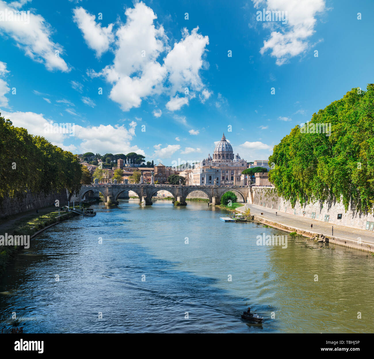 Tiber mit Petersdom im Hintergrund. Rom, Italien Stockfoto