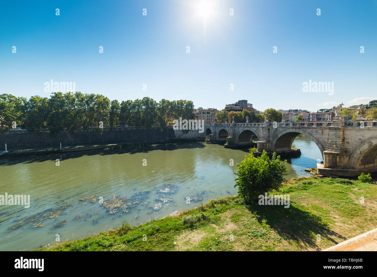 Blauer Himmel über Tiber in Rom Stockfoto