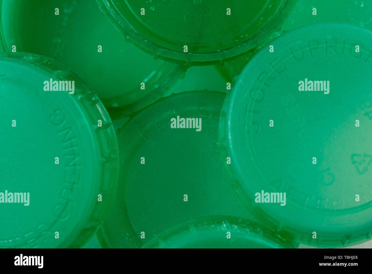 In der Nähe von Grün Milchflasche Tops zeigen das Konzept der Recycling- oder Trinkwasser semi Magermilch Stockfoto