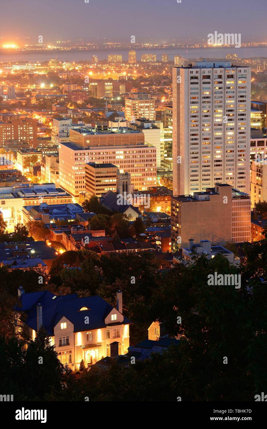 Montreal in der Abenddämmerung mit urbanen Wolkenkratzer angesehen vom Mont Royal Stockfoto