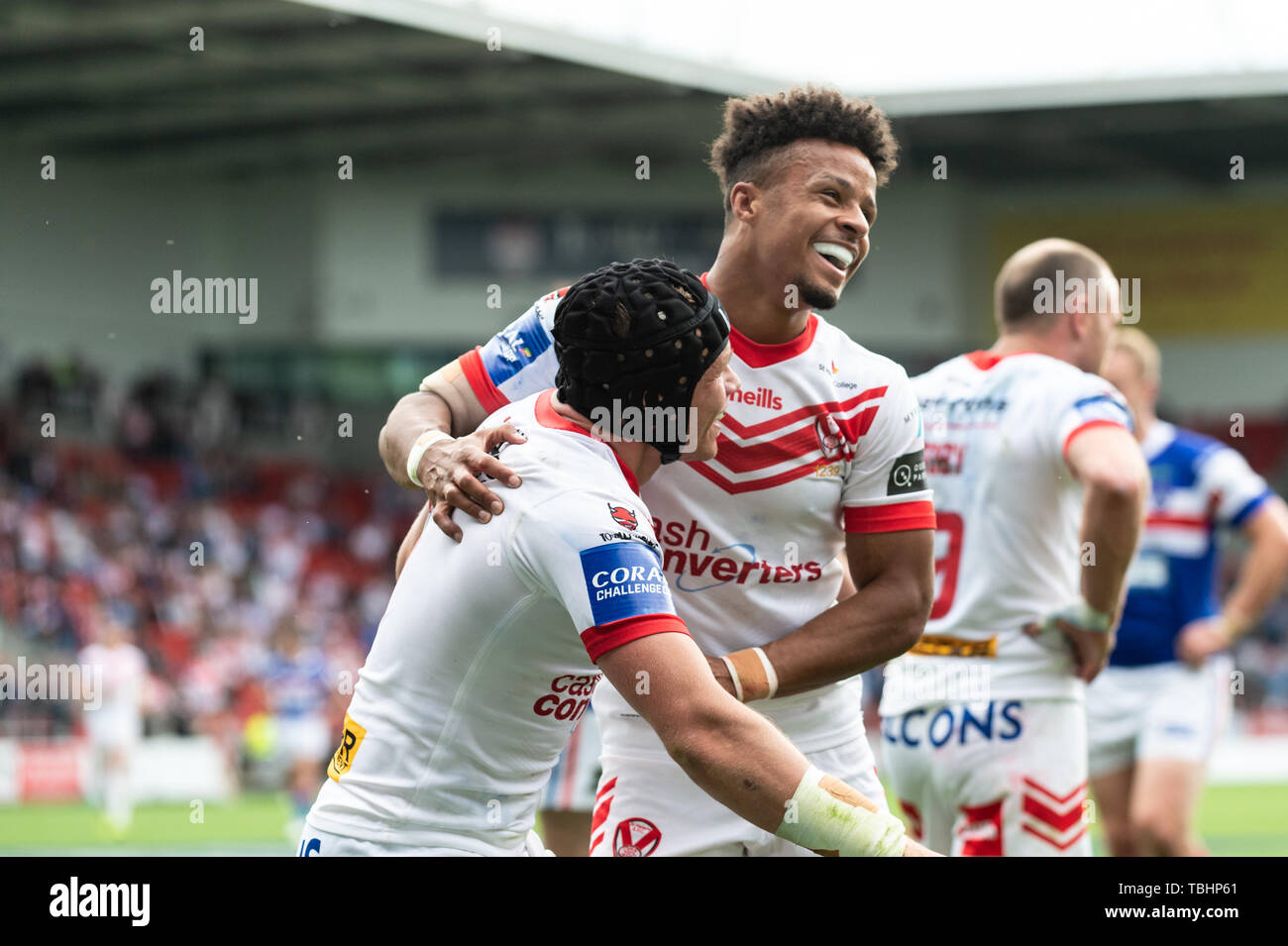 1. Juni 2019, total Gottlosen Stadium, St Helens, England; Coral Challenge Cup 2019, Viertelfinale, St Helens vs Wakefield Trinity; Jonny Lomax von St Helens feiert seinen Versuchen mit Regan Gnade von St Helens Credit: Richard Long/News Bilder Stockfoto