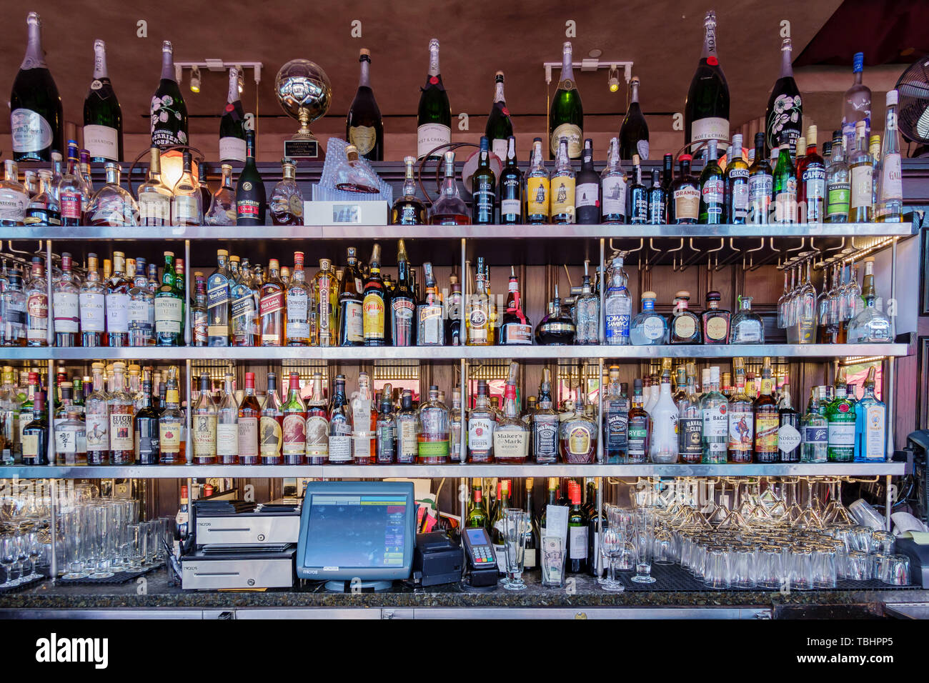 Los Angeles, 15. Mai: Viele Flasche Weine von einem Restaurant am 15. Mai 2019 in Los Angeles, Kalifornien Stockfoto